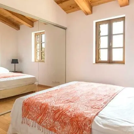 Sleeps 4 Air Con Wifi