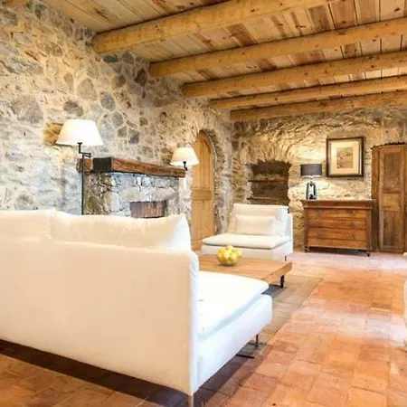 Sleeps 4 Air Con Wifi